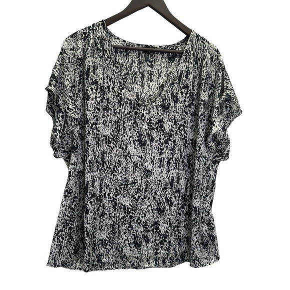 Sioni Tops - Sioni💜 Black and White V-Neck Flutter Sleeve Size 1X